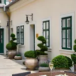 Maison Bistro & 4*