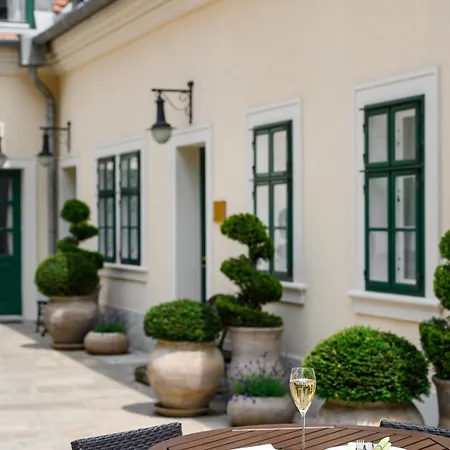 Maison Bistro & 4*